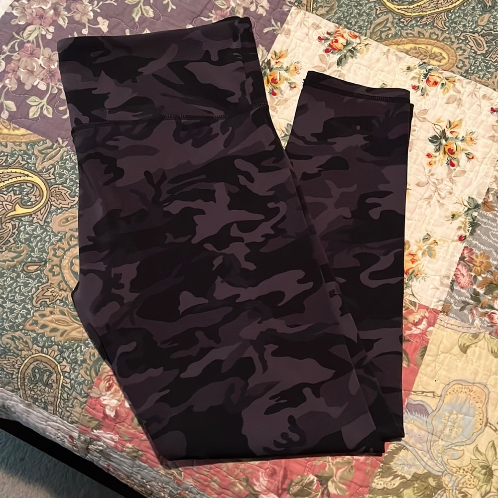 Zyia Black & Gray Camo Leggings - Size 12